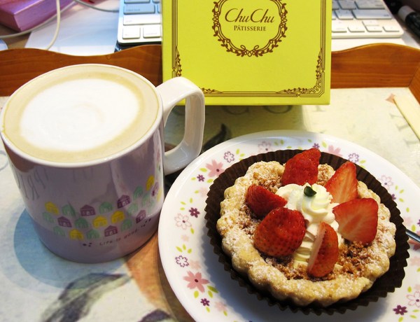 ChuChu Pâtisserie 啾啾法式甜點：（台南。東區美食）『ChuChu Pâtisserie 啾啾法式甜點』外帶精緻禮盒。送禮大方。限量『草莓乳酪派』，一起來抓住草莓季最後的尾巴吧！