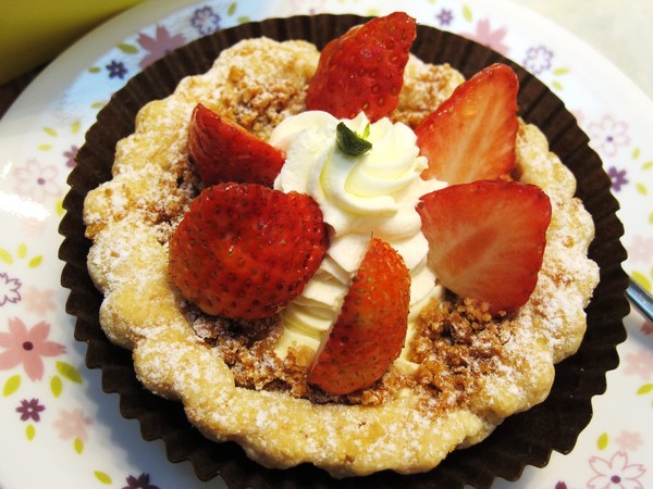 ChuChu Pâtisserie 啾啾法式甜點：（台南。東區美食）『ChuChu Pâtisserie 啾啾法式甜點』外帶精緻禮盒。送禮大方。限量『草莓乳酪派』，一起來抓住草莓季最後的尾巴吧！