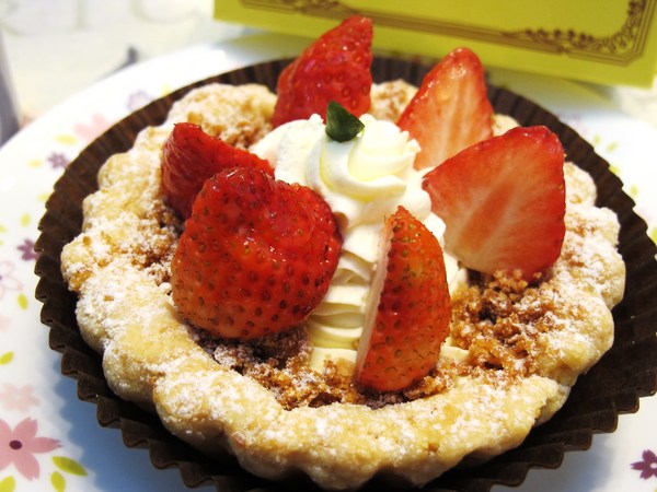 ChuChu Pâtisserie 啾啾法式甜點：（台南。東區美食）『ChuChu Pâtisserie 啾啾法式甜點』外帶精緻禮盒。送禮大方。限量『草莓乳酪派』，一起來抓住草莓季最後的尾巴吧！