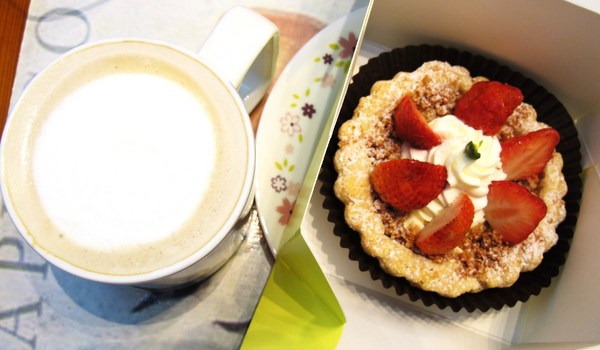 ChuChu Pâtisserie 啾啾法式甜點：（台南。東區美食）『ChuChu Pâtisserie 啾啾法式甜點』外帶精緻禮盒。送禮大方。限量『草莓乳酪派』，一起來抓住草莓季最後的尾巴吧！