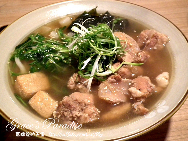 有財號：【中和 美食】美味新發現！「有財號手打麵」--餐點口味獨特又好吃，手打麵Q彈有勁，麵類必點以外，還大推自製台式泡菜與麻糬布丁！中和環球購物中心對面