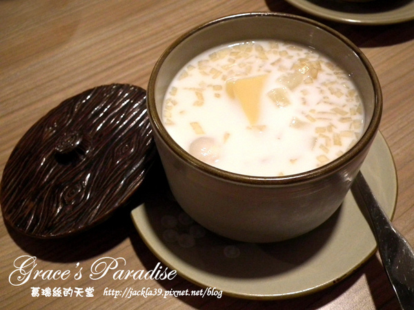 有財號：【中和 美食】美味新發現！「有財號手打麵」--餐點口味獨特又好吃，手打麵Q彈有勁，麵類必點以外，還大推自製台式泡菜與麻糬布丁！中和環球購物中心對面