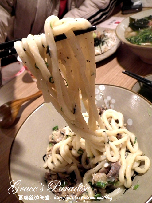 有財號：【中和 美食】美味新發現！「有財號手打麵」--餐點口味獨特又好吃，手打麵Q彈有勁，麵類必點以外，還大推自製台式泡菜與麻糬布丁！中和環球購物中心對面