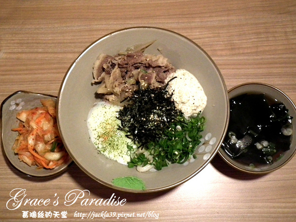 有財號：【中和 美食】美味新發現！「有財號手打麵」--餐點口味獨特又好吃，手打麵Q彈有勁，麵類必點以外，還大推自製台式泡菜與麻糬布丁！中和環球購物中心對面