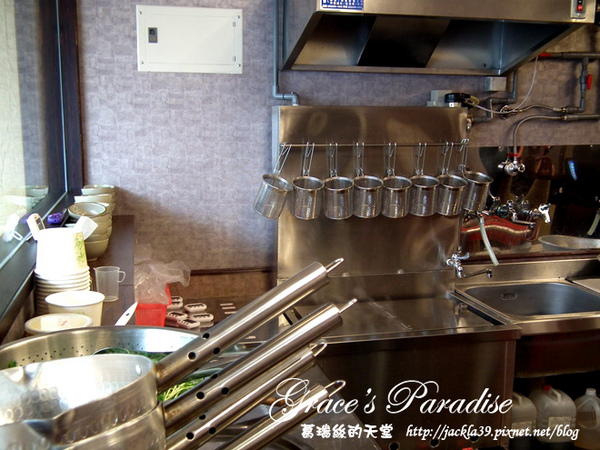 有財號：【中和 美食】美味新發現！「有財號手打麵」--餐點口味獨特又好吃，手打麵Q彈有勁，麵類必點以外，還大推自製台式泡菜與麻糬布丁！中和環球購物中心對面