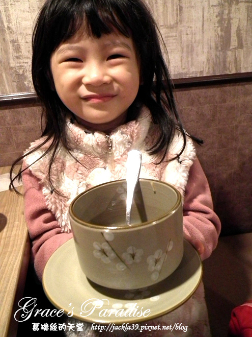 有財號：【中和 美食】美味新發現！「有財號手打麵」--餐點口味獨特又好吃，手打麵Q彈有勁，麵類必點以外，還大推自製台式泡菜與麻糬布丁！中和環球購物中心對面