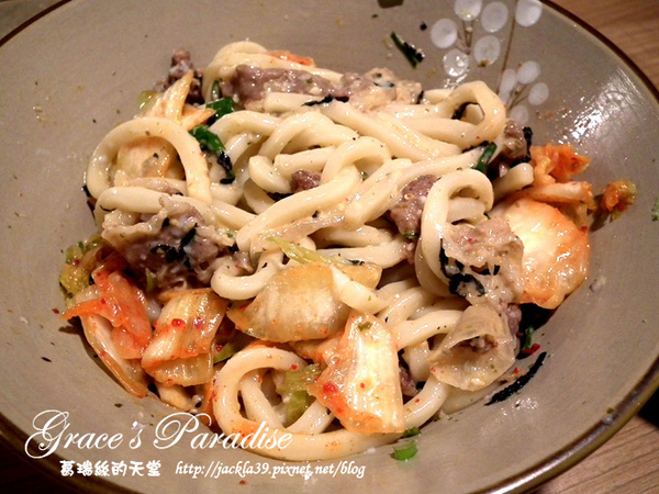 有財號：【中和 美食】美味新發現！「有財號手打麵」--餐點口味獨特又好吃，手打麵Q彈有勁，麵類必點以外，還大推自製台式泡菜與麻糬布丁！中和環球購物中心對面