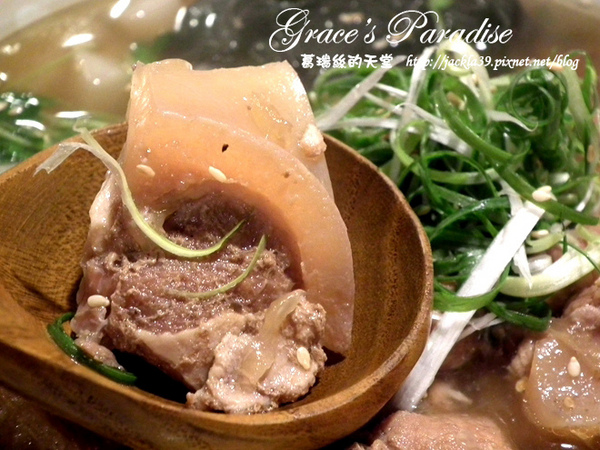 有財號：【中和 美食】美味新發現！「有財號手打麵」--餐點口味獨特又好吃，手打麵Q彈有勁，麵類必點以外，還大推自製台式泡菜與麻糬布丁！中和環球購物中心對面