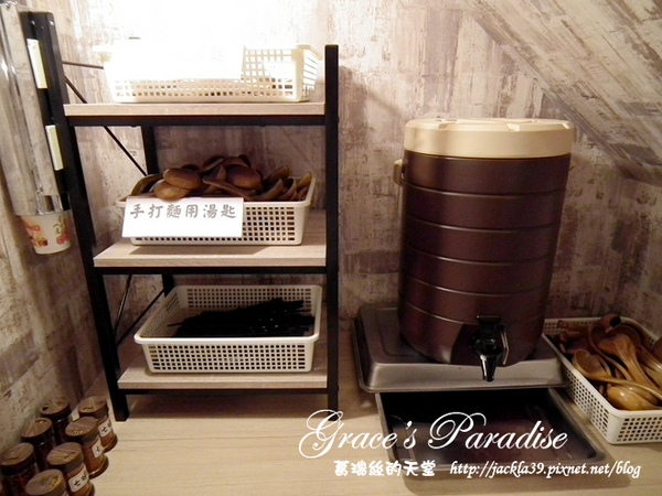 有財號：【中和 美食】美味新發現！「有財號手打麵」--餐點口味獨特又好吃，手打麵Q彈有勁，麵類必點以外，還大推自製台式泡菜與麻糬布丁！中和環球購物中心對面