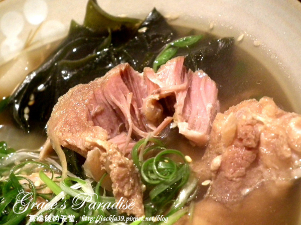 有財號：【中和 美食】美味新發現！「有財號手打麵」--餐點口味獨特又好吃，手打麵Q彈有勁，麵類必點以外，還大推自製台式泡菜與麻糬布丁！中和環球購物中心對面