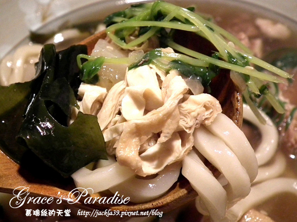 有財號：【中和 美食】美味新發現！「有財號手打麵」--餐點口味獨特又好吃，手打麵Q彈有勁，麵類必點以外，還大推自製台式泡菜與麻糬布丁！中和環球購物中心對面