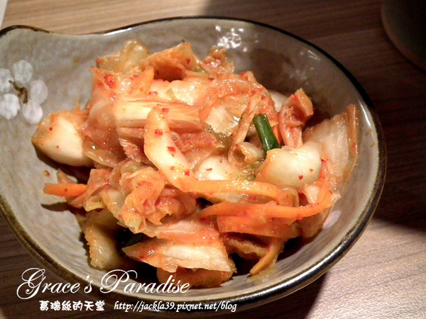 有財號：【中和 美食】美味新發現！「有財號手打麵」--餐點口味獨特又好吃，手打麵Q彈有勁，麵類必點以外，還大推自製台式泡菜與麻糬布丁！中和環球購物中心對面