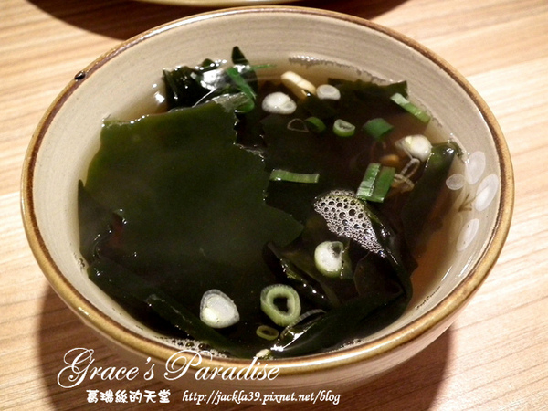 有財號：【中和 美食】美味新發現！「有財號手打麵」--餐點口味獨特又好吃，手打麵Q彈有勁，麵類必點以外，還大推自製台式泡菜與麻糬布丁！中和環球購物中心對面