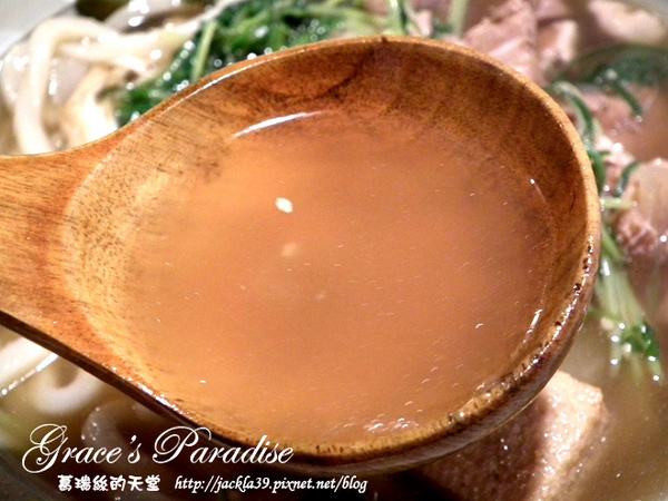 有財號：【中和 美食】美味新發現！「有財號手打麵」--餐點口味獨特又好吃，手打麵Q彈有勁，麵類必點以外，還大推自製台式泡菜與麻糬布丁！中和環球購物中心對面