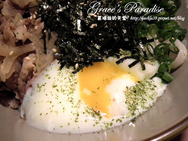 有財號：【中和 美食】美味新發現！「有財號手打麵」--餐點口味獨特又好吃，手打麵Q彈有勁，麵類必點以外，還大推自製台式泡菜與麻糬布丁！中和環球購物中心對面