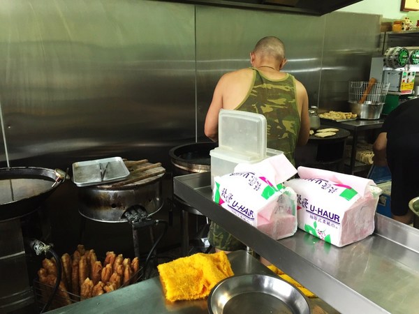 生哥豆漿店:(台南。北區美食)『生哥豆漿店』又回來囉! 這次搬到 文成一路! 外帶到對面公園“野餐趣”~蛋餅酥脆。自製燒餅+油條。大推!必吃!