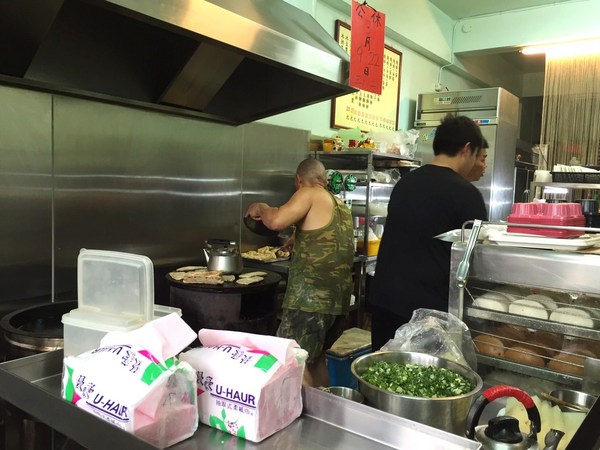 生哥豆漿店:(台南。北區美食)『生哥豆漿店』又回來囉! 這次搬到 文成一路! 外帶到對面公園“野餐趣”~蛋餅酥脆。自製燒餅+油條。大推!必吃!