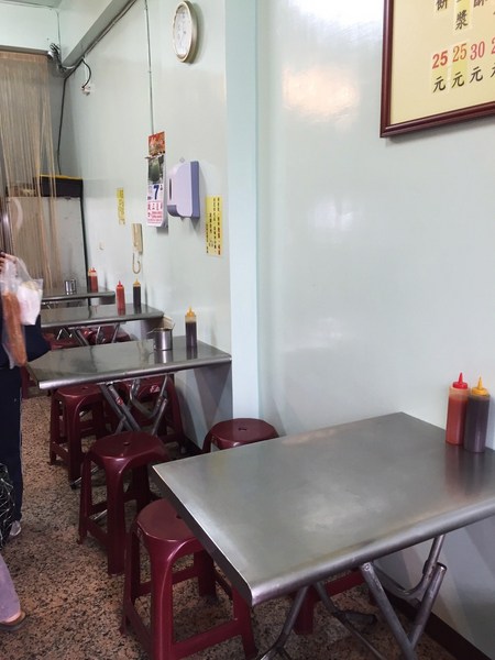 生哥豆漿店:(台南。北區美食)『生哥豆漿店』又回來囉! 這次搬到 文成一路! 外帶到對面公園“野餐趣”~蛋餅酥脆。自製燒餅+油條。大推!必吃!