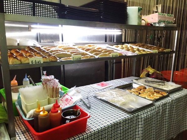 生哥豆漿店:(台南。北區美食)『生哥豆漿店』又回來囉! 這次搬到 文成一路! 外帶到對面公園“野餐趣”~蛋餅酥脆。自製燒餅+油條。大推!必吃!