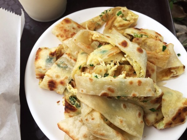 生哥豆漿店:(台南。北區美食)『生哥豆漿店』又回來囉! 這次搬到 文成一路! 外帶到對面公園“野餐趣”~蛋餅酥脆。自製燒餅+油條。大推!必吃!