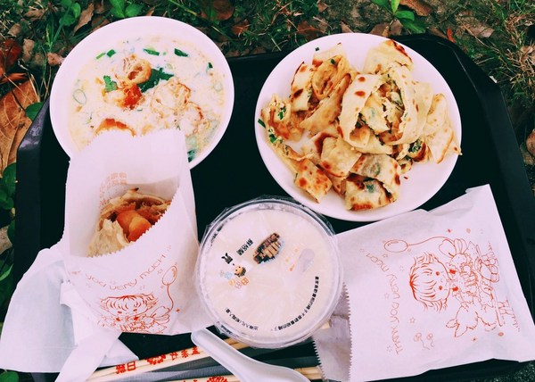 生哥豆漿店:(台南。北區美食)『生哥豆漿店』又回來囉! 這次搬到 文成一路! 外帶到對面公園“野餐趣”~蛋餅酥脆。自製燒餅+油條。大推!必吃!