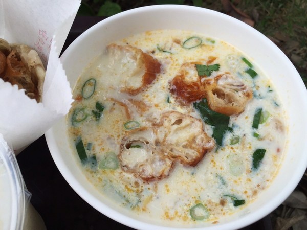 生哥豆漿店:(台南。北區美食)『生哥豆漿店』又回來囉! 這次搬到 文成一路! 外帶到對面公園“野餐趣”~蛋餅酥脆。自製燒餅+油條。大推!必吃!