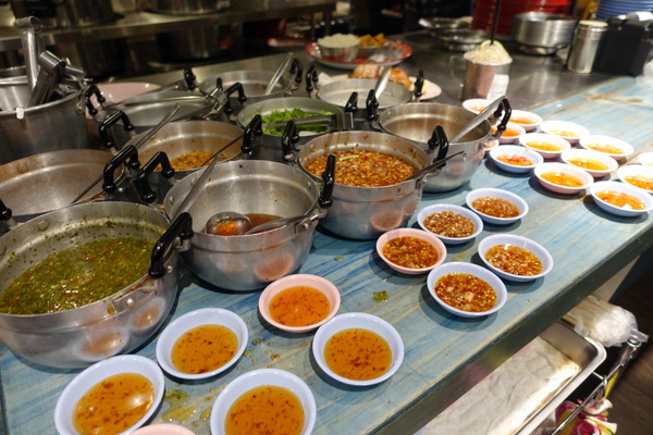 泰街頭:(胖樺食記)台大公館商圈必吃「泰街頭」,彷彿在泰國街頭大啖好吃的烤豬頸飯及烤雞腿飯/溫州街/不收一成服務費