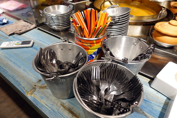 泰街頭:(胖樺食記)台大公館商圈必吃「泰街頭」,彷彿在泰國街頭大啖好吃的烤豬頸飯及烤雞腿飯/溫州街/不收一成服務費