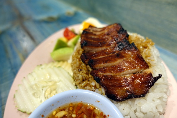 泰街頭:(胖樺食記)台大公館商圈必吃「泰街頭」,彷彿在泰國街頭大啖好吃的烤豬頸飯及烤雞腿飯/溫州街/不收一成服務費