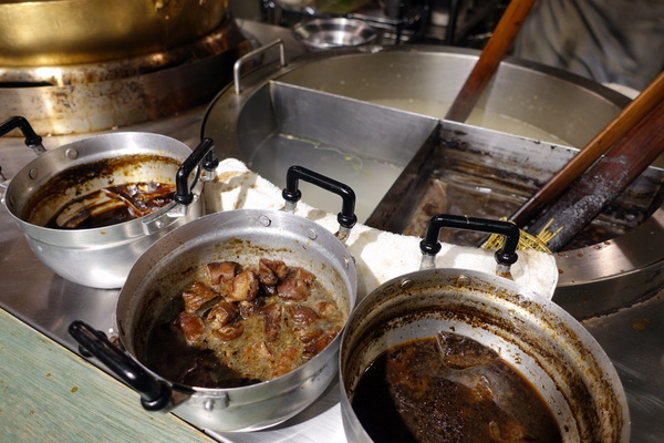 泰街頭:(胖樺食記)台大公館商圈必吃「泰街頭」,彷彿在泰國街頭大啖好吃的烤豬頸飯及烤雞腿飯/溫州街/不收一成服務費