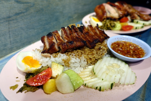 泰街頭:(胖樺食記)台大公館商圈必吃「泰街頭」,彷彿在泰國街頭大啖好吃的烤豬頸飯及烤雞腿飯/溫州街/不收一成服務費