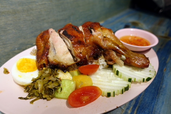 泰街頭:(胖樺食記)台大公館商圈必吃「泰街頭」,彷彿在泰國街頭大啖好吃的烤豬頸飯及烤雞腿飯/溫州街/不收一成服務費