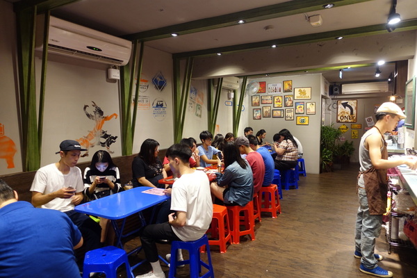 泰街頭:(胖樺食記)台大公館商圈必吃「泰街頭」,彷彿在泰國街頭大啖好吃的烤豬頸飯及烤雞腿飯/溫州街/不收一成服務費