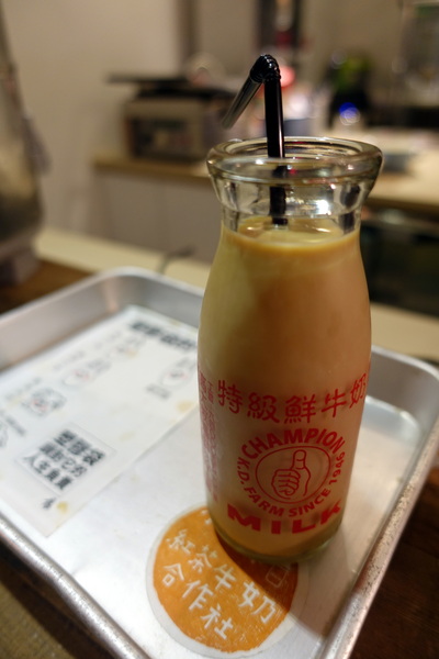 小確幸紅茶牛奶合作社永康店：(胖樺食記) 「小確幸紅茶牛奶合作社永康店」，永康街飲料新選擇。高大鮮乳調配而成，立吞紅茶牛乳只要NT. 30