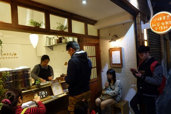 小確幸紅茶牛奶合作社永康店：(胖樺食記) 「小確幸紅茶牛奶合作社永康店」，永康街飲料新選擇。高大鮮乳調配而成，立吞紅茶牛乳只要NT. 30