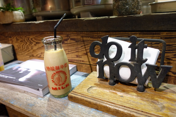 小確幸紅茶牛奶合作社永康店：(胖樺食記) 「小確幸紅茶牛奶合作社永康店」，永康街飲料新選擇。高大鮮乳調配而成，立吞紅茶牛乳只要NT. 30