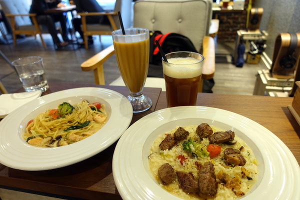 ICC音樂咖啡館莫札特專館:(胖樺食記) 捷運永春站高CP值咖啡廳「ICC音樂咖啡館莫札特專館」,推香煎骰子牛燉飯。商業午餐/Wi-Fi/不收一成服務費/氣氛好