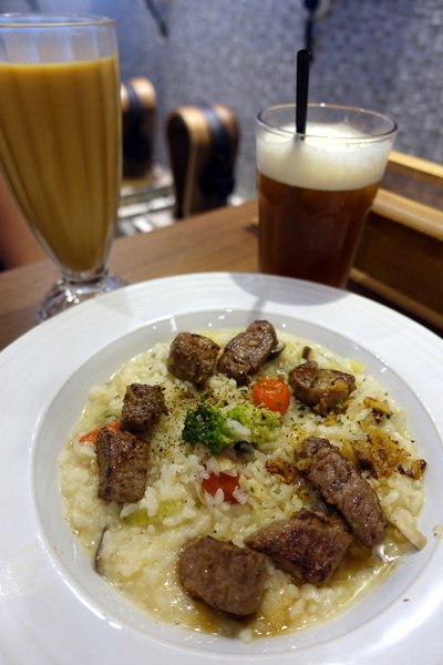 ICC音樂咖啡館莫札特專館:(胖樺食記) 捷運永春站高CP值咖啡廳「ICC音樂咖啡館莫札特專館」,推香煎骰子牛燉飯。商業午餐/Wi-Fi/不收一成服務費/氣氛好