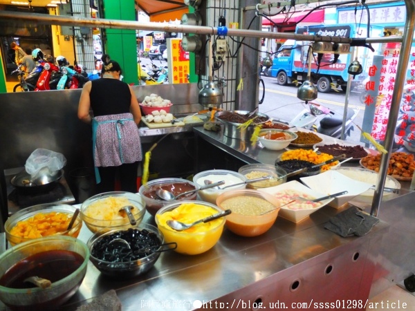 阿良綜合冰：【美食特搜。屏東市】阿良綜合冰(夜市分店)。屏東在地有名的自助式剉冰，配料大瓢裝進碗裡不手軟