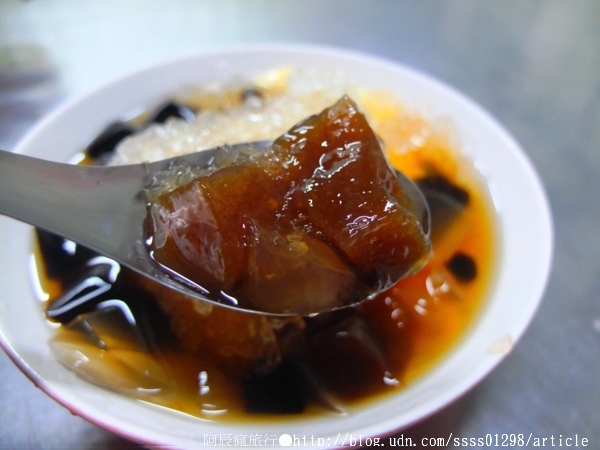 阿良綜合冰：【美食特搜。屏東市】阿良綜合冰(夜市分店)。屏東在地有名的自助式剉冰，配料大瓢裝進碗裡不手軟