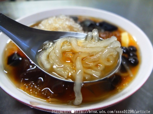 阿良綜合冰：【美食特搜。屏東市】阿良綜合冰(夜市分店)。屏東在地有名的自助式剉冰，配料大瓢裝進碗裡不手軟