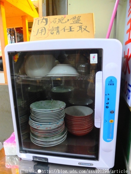 阿良綜合冰：【美食特搜。屏東市】阿良綜合冰(夜市分店)。屏東在地有名的自助式剉冰，配料大瓢裝進碗裡不手軟