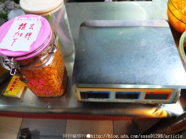 阿良綜合冰：【美食特搜。屏東市】阿良綜合冰(夜市分店)。屏東在地有名的自助式剉冰，配料大瓢裝進碗裡不手軟