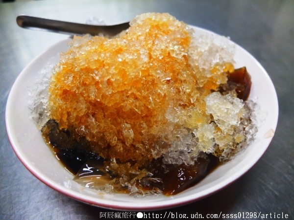 阿良綜合冰：【美食特搜。屏東市】阿良綜合冰(夜市分店)。屏東在地有名的自助式剉冰，配料大瓢裝進碗裡不手軟