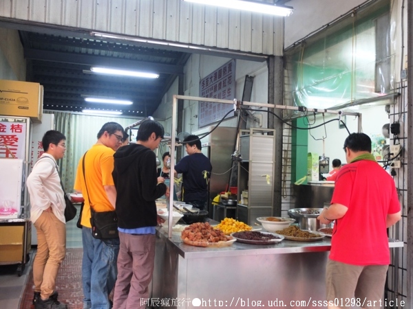 阿良綜合冰：【美食特搜。屏東市】阿良綜合冰(夜市分店)。屏東在地有名的自助式剉冰，配料大瓢裝進碗裡不手軟