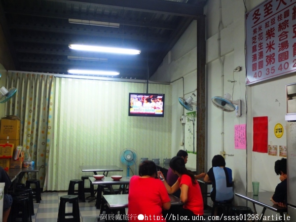 阿良綜合冰：【美食特搜。屏東市】阿良綜合冰(夜市分店)。屏東在地有名的自助式剉冰，配料大瓢裝進碗裡不手軟