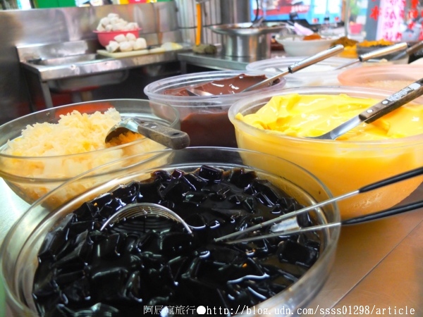 阿良綜合冰：【美食特搜。屏東市】阿良綜合冰(夜市分店)。屏東在地有名的自助式剉冰，配料大瓢裝進碗裡不手軟