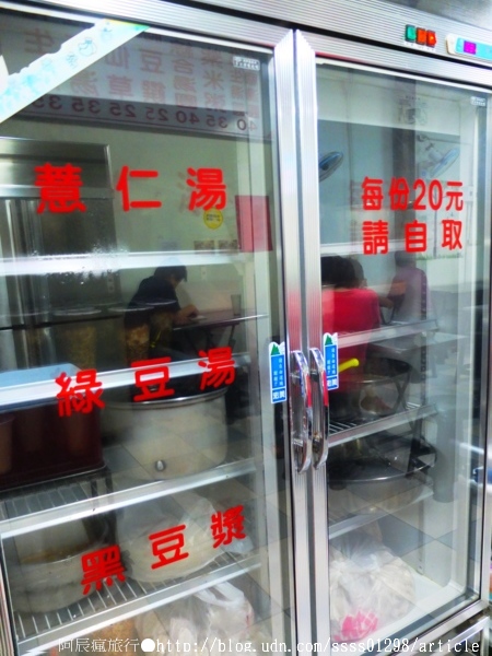 阿良綜合冰：【美食特搜。屏東市】阿良綜合冰(夜市分店)。屏東在地有名的自助式剉冰，配料大瓢裝進碗裡不手軟