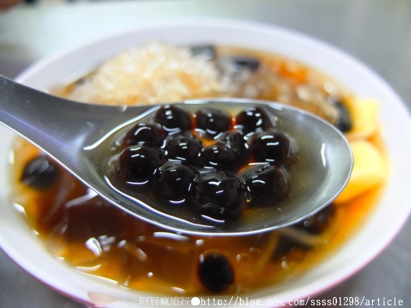 阿良綜合冰：【美食特搜。屏東市】阿良綜合冰(夜市分店)。屏東在地有名的自助式剉冰，配料大瓢裝進碗裡不手軟