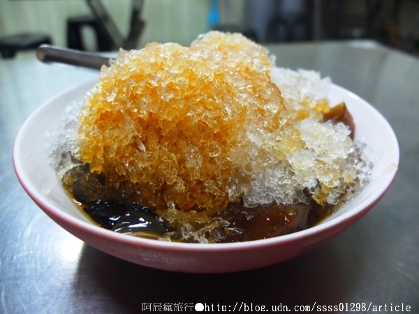 阿良綜合冰：【美食特搜。屏東市】阿良綜合冰(夜市分店)。屏東在地有名的自助式剉冰，配料大瓢裝進碗裡不手軟